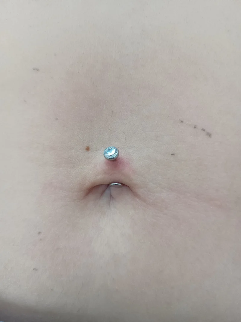 Floating navel — lucrare realizată de Paul Subțirel
